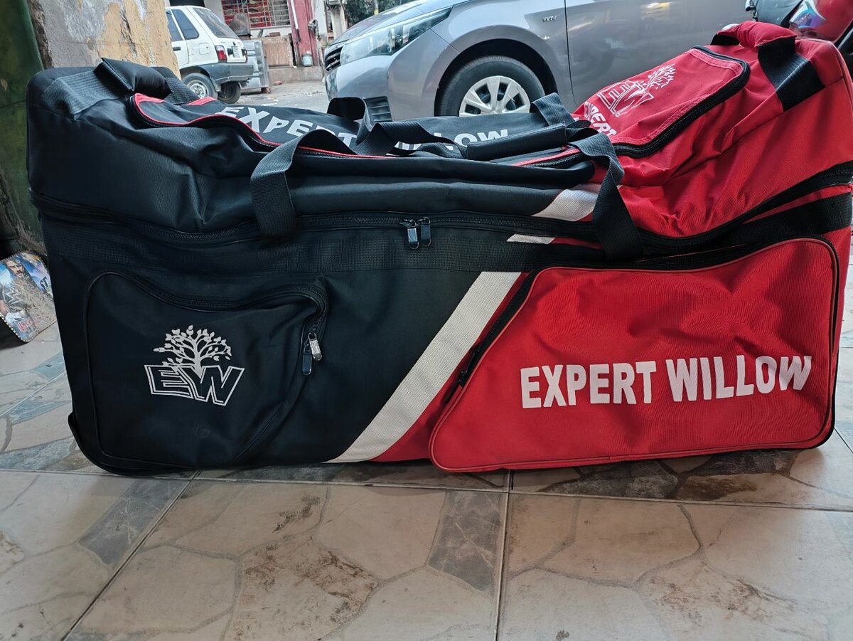 Big bag with 3 wheels for cricket