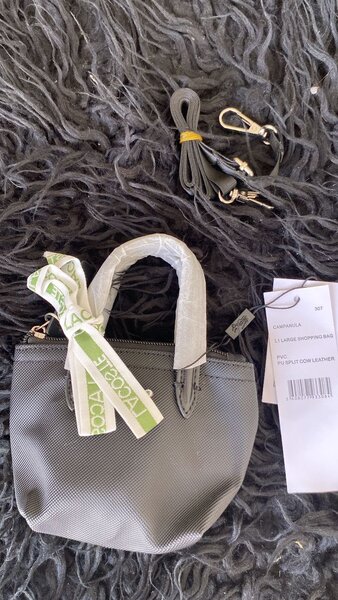 Sac à main en cuir gris élégant