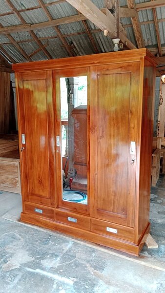 Armoire en bois massif miroir