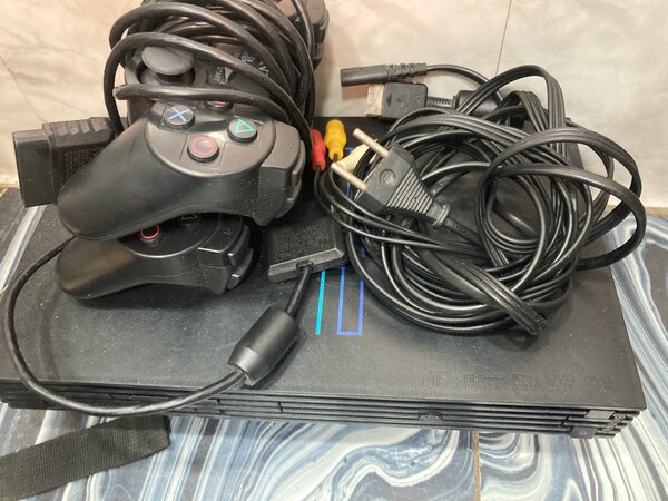 PlayStation 2 avec manette et câbles