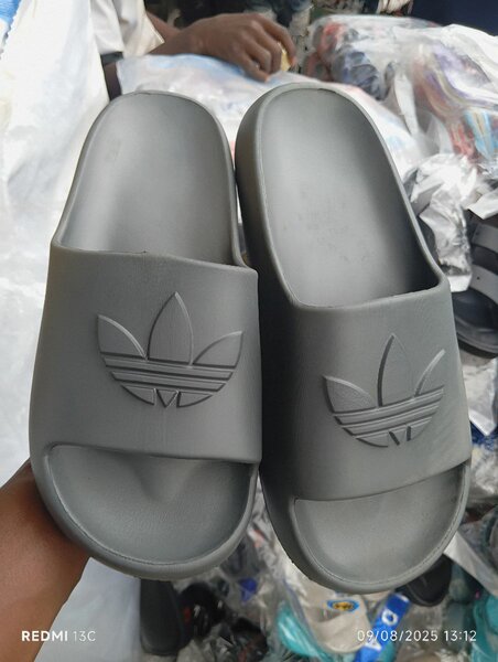 Claquettes confort grises