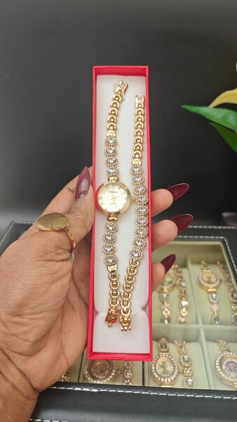 Montre femme élégante dorée