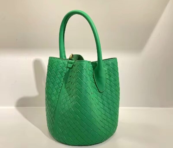 Sac seau en cuir tressé