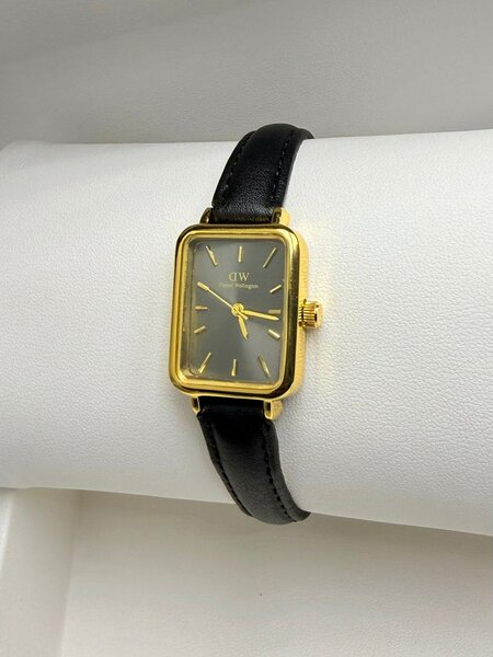 Montre élégante dorée