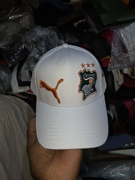 Casquette blanche sport logo