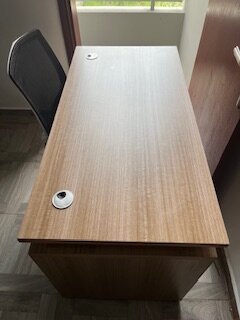 Bureau moderne et sa chaise