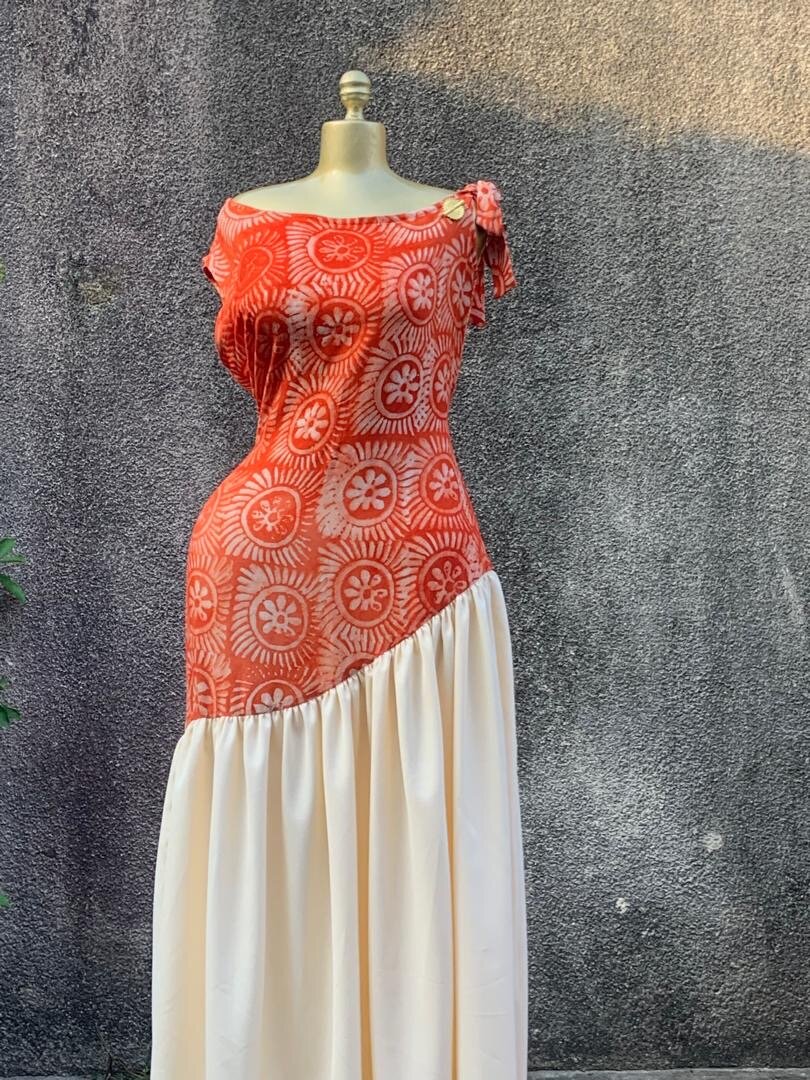 Robe longue rouge et blanc