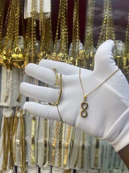 Collier doré avec pendentif