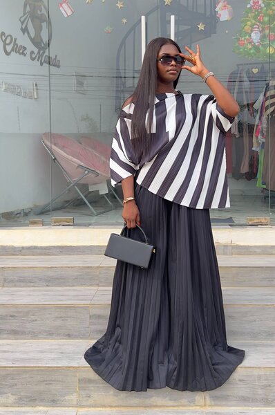 Ensemble femme chic avec jupe longue noire et haut rayé