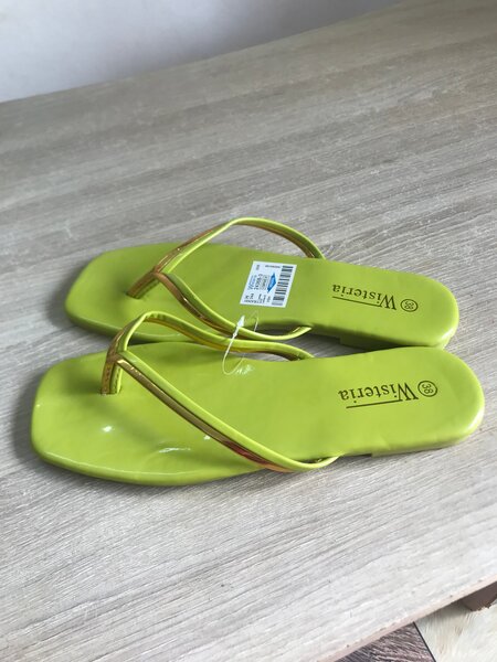 Tongs légères pour femmes