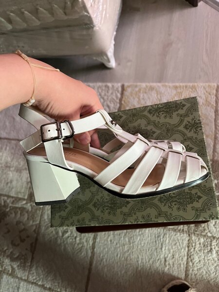 Белые туфли с удобным каблуком