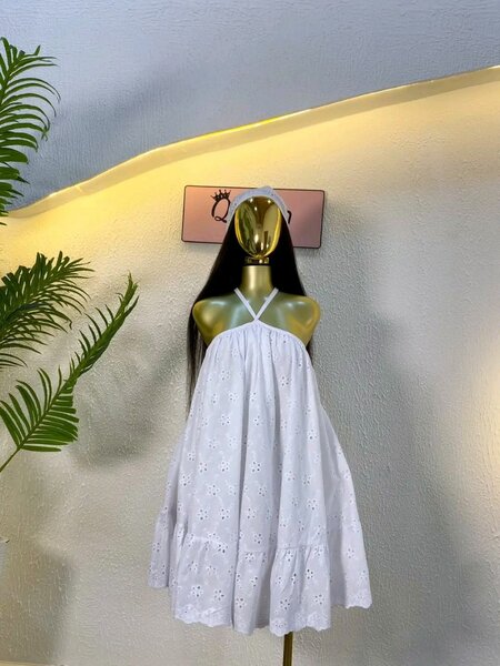 Robe blanche en broderie anglaise