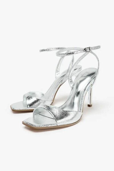 Chaussures argentées à talons hauts