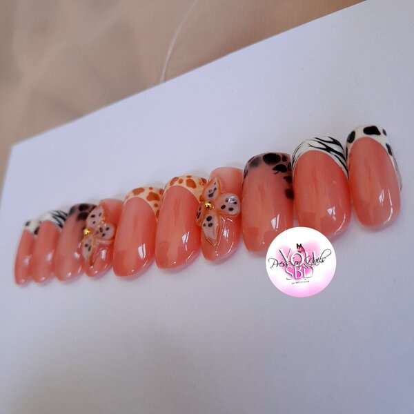 Press on Nails chics