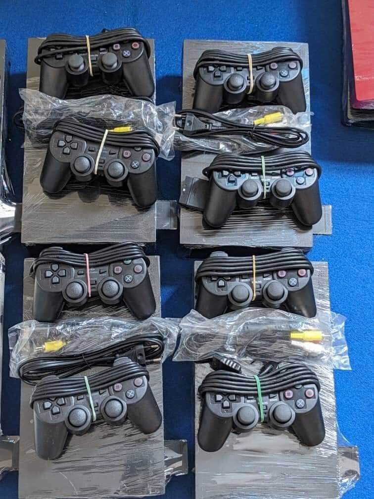 PS2 QUASI NEUF AVEC 20JEUX INSTALLÉ ET 2MANETTES