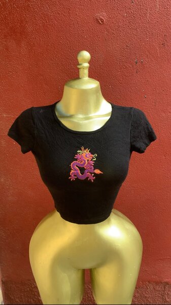 T-shirt court noir avec dragon