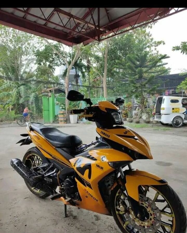 Yamaha Moto jaune