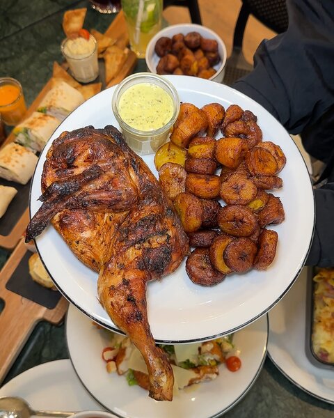 Poulet rôti avec bananes plantains