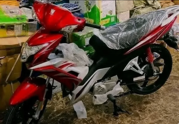Moto rouge et noir neuve
