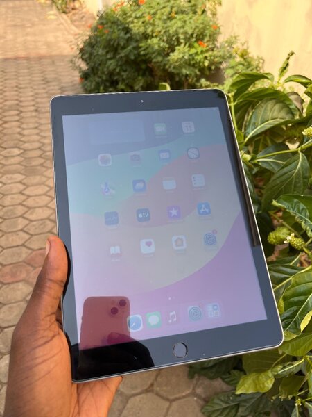 iPad 6th generation 32gb WiFi