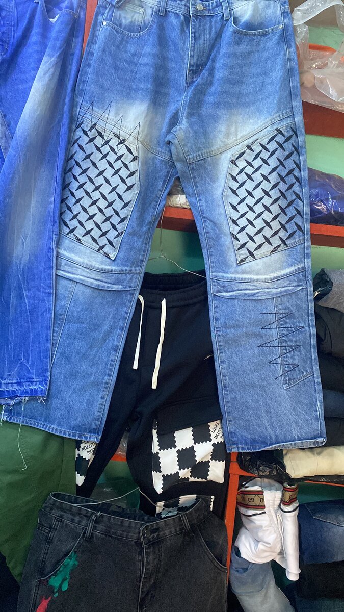 Pull complet blanc noir suprêm