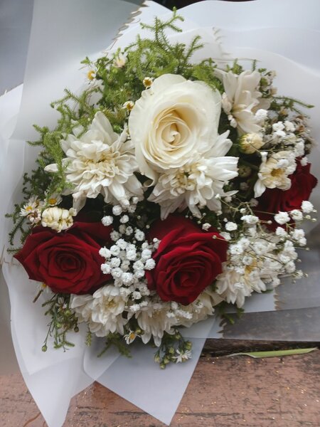 Bouquet de roses rouges et blanches