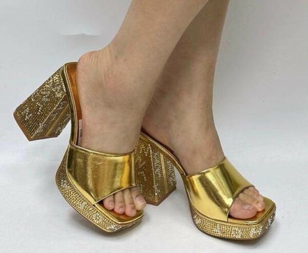 Mules dorées à talons hauts