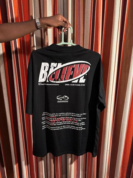 T-shirt noir imprimé Believe