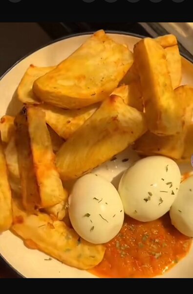 Patates frits avec œufs