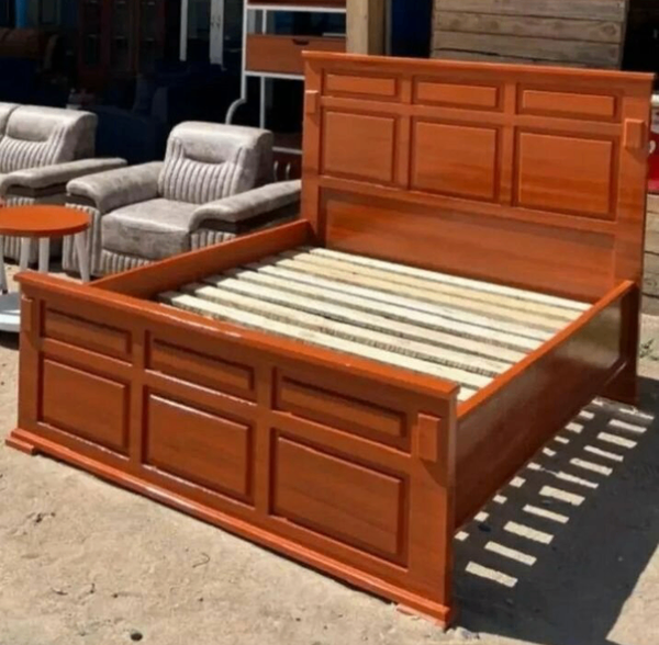 Lit en bois avec tête de lit capitonnée