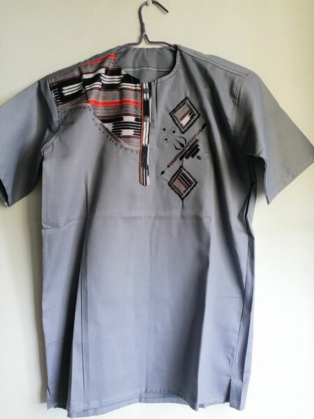 Chemise grise homme avec motifs ethniques