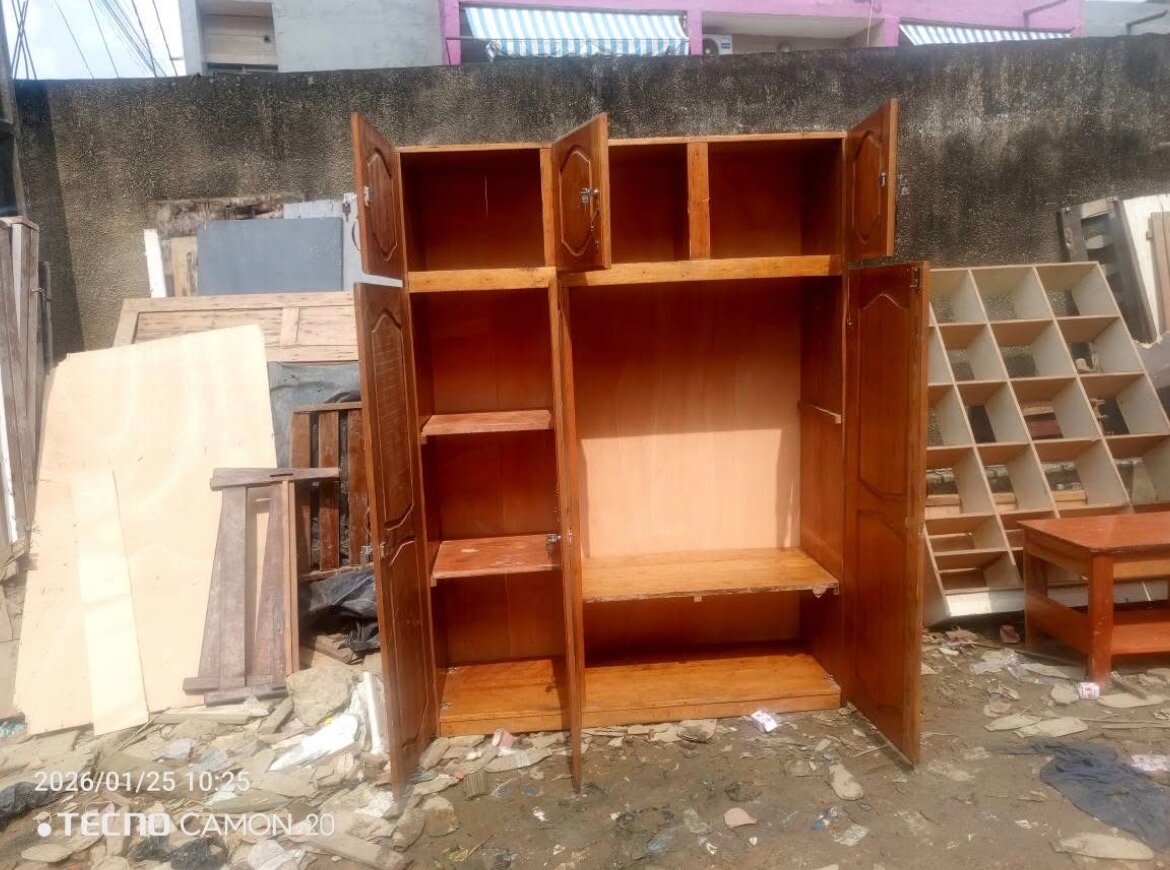 Armoire en bois avec étagères