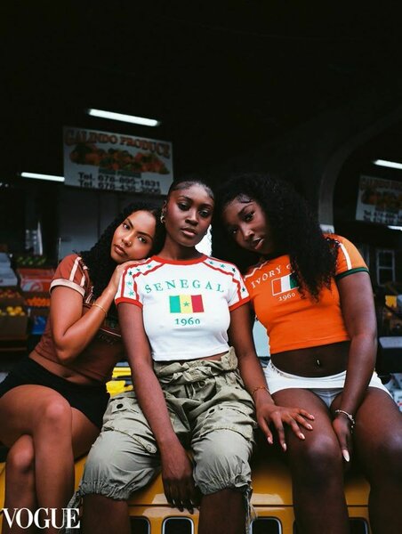 Crop tops aux motifs drapeaux