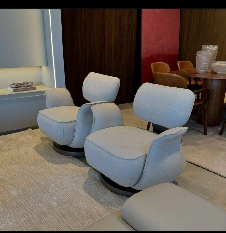 Fauteuil rotatif en tissu gris clair