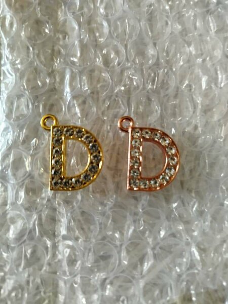 Médailles avec initial nom