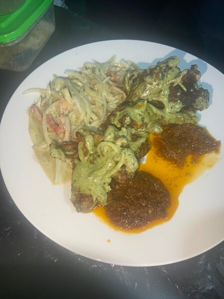 Poulet épicé avec salade