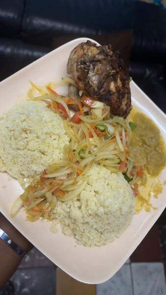 Plat dattiéké au poulet braisé