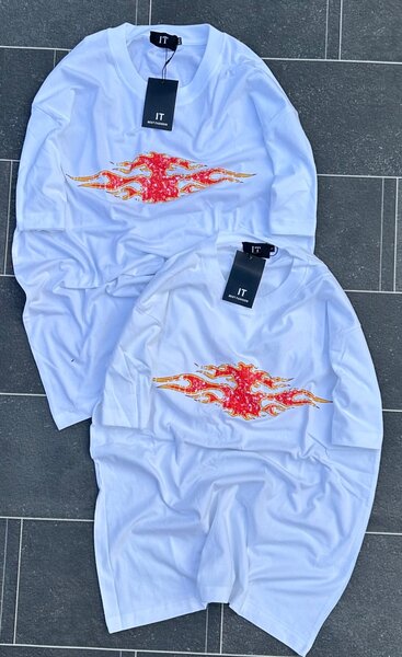 T-shirt blanche avec motif feu