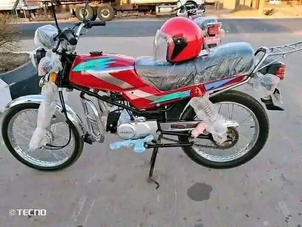 Moto rouge TECNO