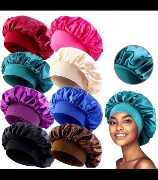 Bonnets en satin colorés