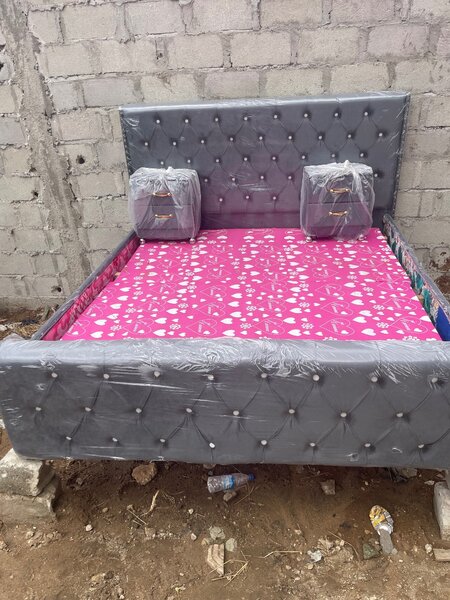 Lit double capitonné élégant