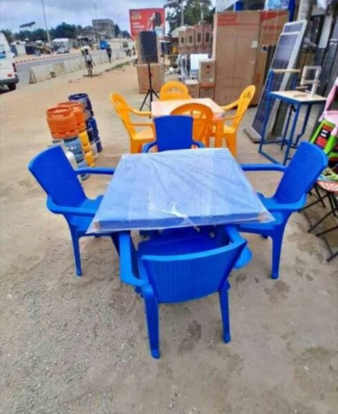 Chaise en plastique robuste