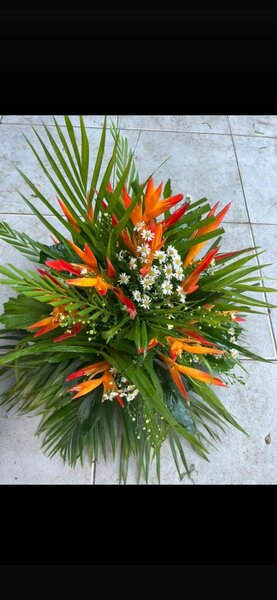 Bouquet des fleurs sur  table