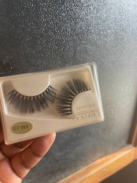 Faux cils volumineux