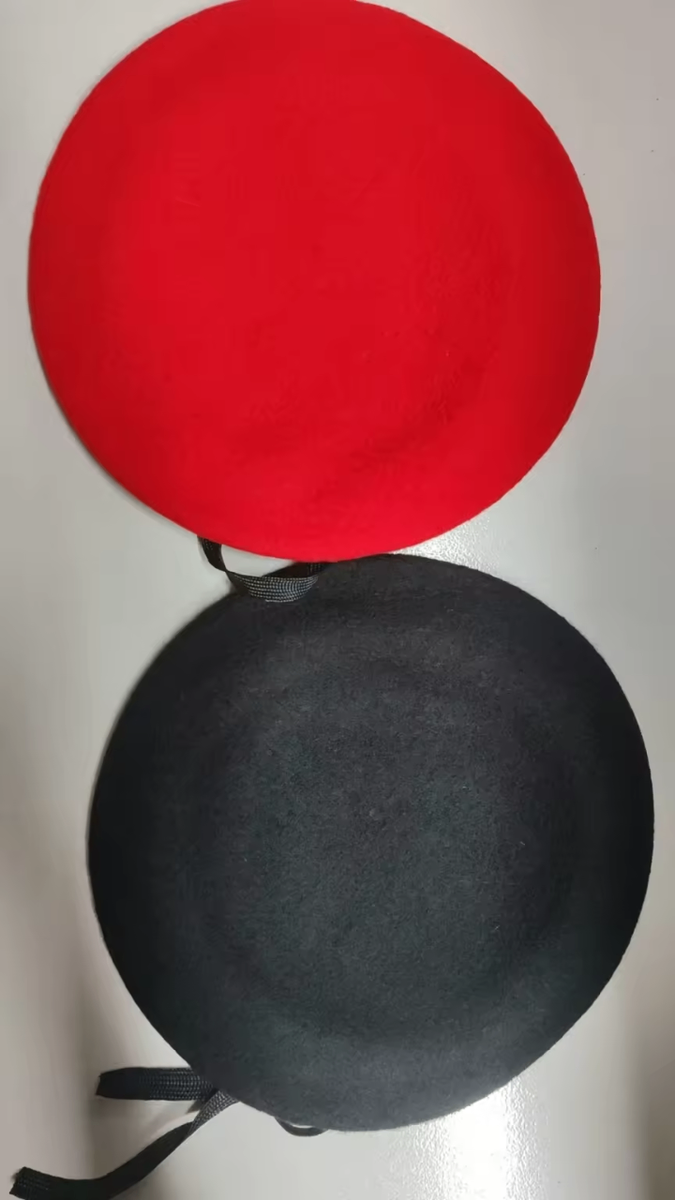 Béret militaire rouge et noir