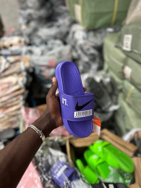 Claquettes colorées confortables