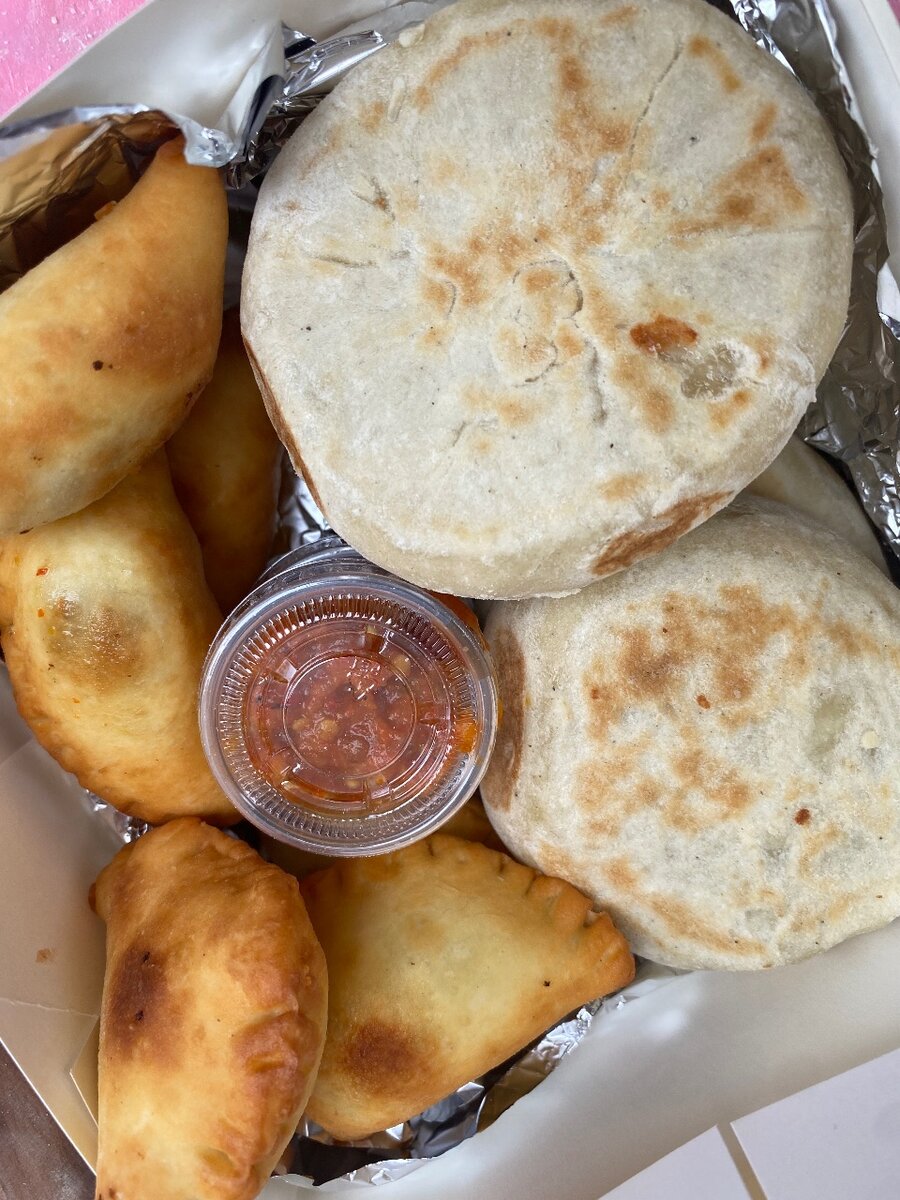 Assortiment de Pains Farcis et Empanadas