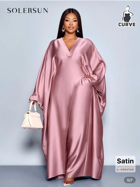 Robe caftan en satin élégante