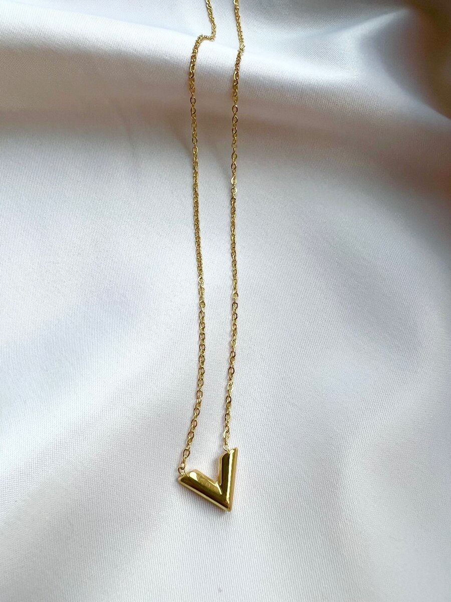 Цепочка с подвеской V. Бижутерия