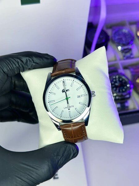 Montre élégante en cuir Lacoste